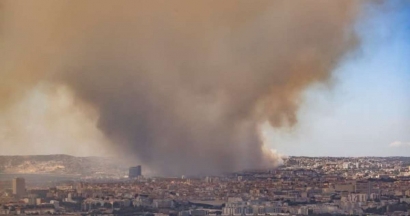 Incendie aux portes de Marseille : plus de 700 enfants confinés, des évacuations en cours
