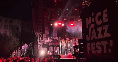 Raye, pieds nus et à coeur ouvert, enflamme la première soirée du Nice Jazz Festival