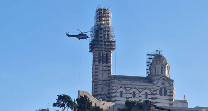 En images : un hélicoptère vient déposer la couronne de la Bonne Mère au sommet de Notre-Dame de la Garde