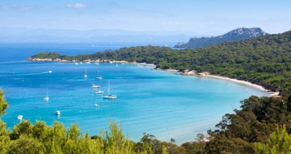 What beaches and trails are closed in Porquerolles and Port-Cros in case of fire risk?