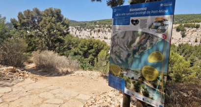 A Cassis, un sentier aménagé permet d'accéder plus facilement au Parc National des Calanques