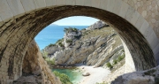 Pointe de Figuerolles : sous le viaduc la plage