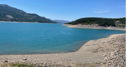 Le Lac de Serre-Ponçon à -9,5 mètres sous sa côte habituelle mais des activités nautiques maintenues