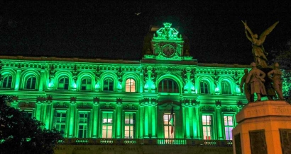 La ville de Cannes célèbre la Saint Patrick en illuminant plusieurs bâtiments de vert !