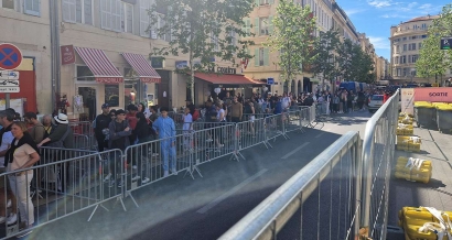 Accès au Vieux-Port de Marseille: les files s'allongent pour entrer dans la fan-zone