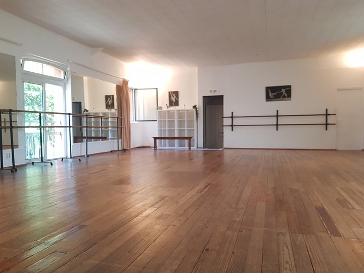 Cours de Yoga Vinyasa en studio à la salle de Danse Classique d'Aix