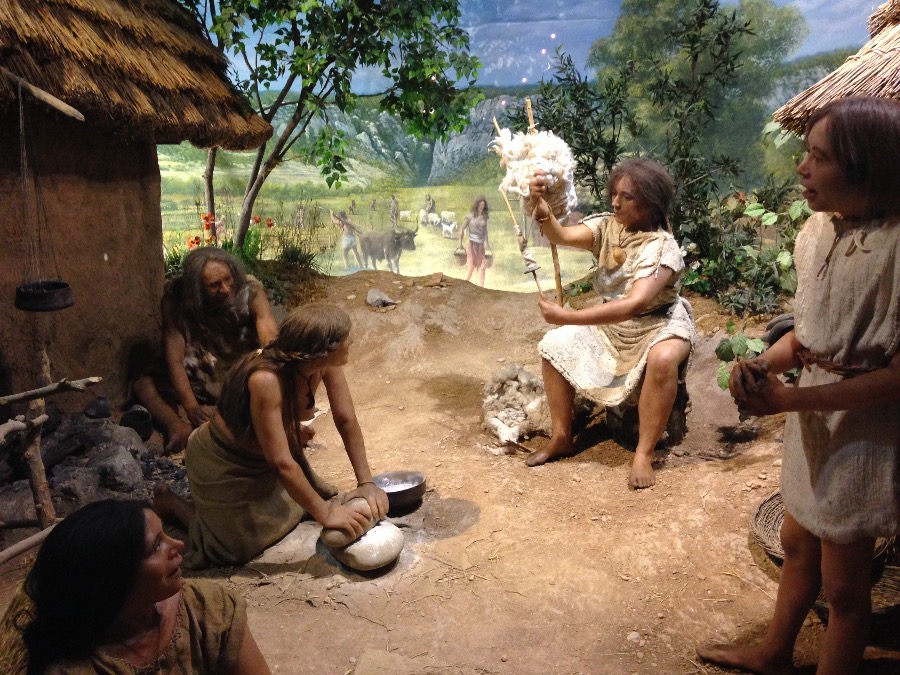 Le musÃ©e de la prÃ©histoire Ã  Quinson : un retour vers le passÃ© ludique pour toute la famille. 