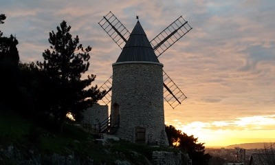 Visite d'un moulin Ã  vent traditionnel  en Provence
