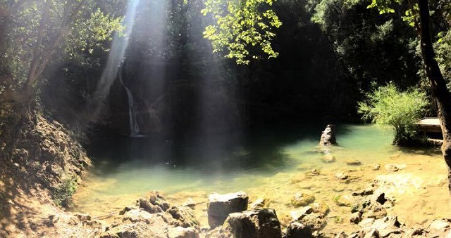 Barjols : au frais sous la cascade du Vallon des Carmes