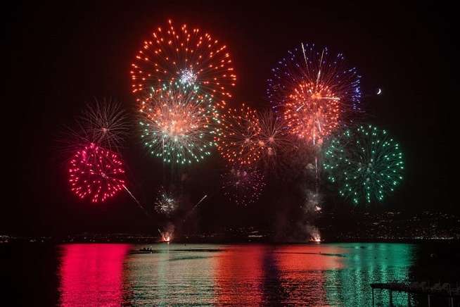 Feu d'artifice ce mardi soir à Bandol dans le cadre de l'anniversaire de la libération.