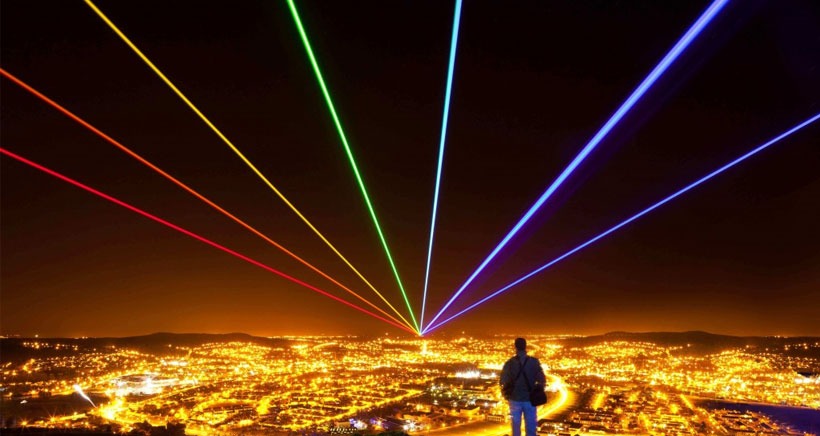 Un laser géant et multicolore dans le ciel de Marseille pour la clôturer MP2018
