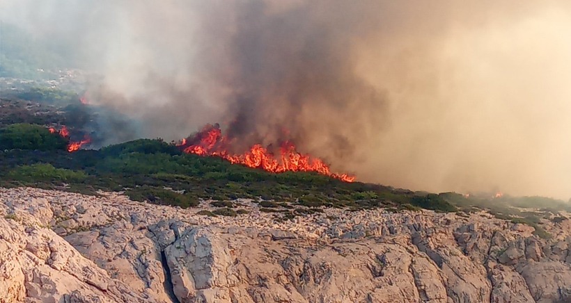 Un incendie ravage plusieurs hectares au coeur du parc national des Calanques.