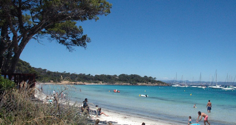 La plage d'Argent à Porquerolles rouverte au public