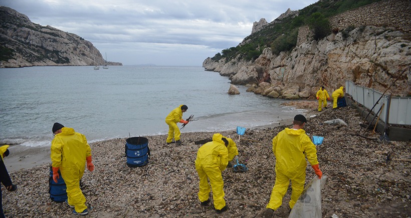 Pollution au pétrole: Comment les calanques vont-elles être nettoyées?