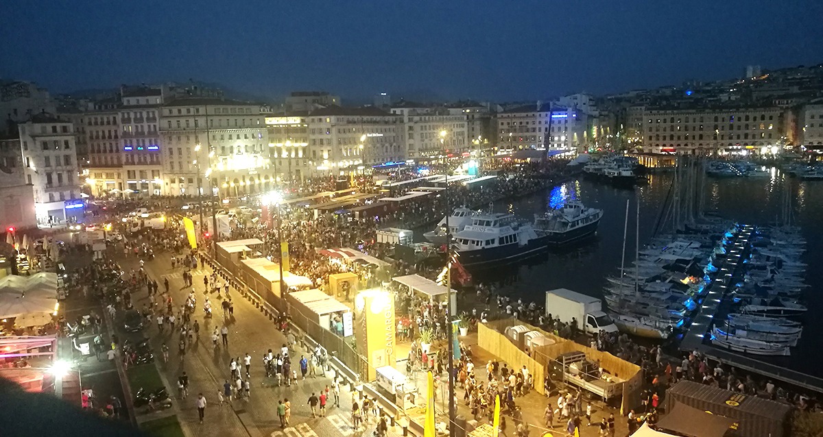 Nuit Etoilée: le Vieux Port fait le plein malgré l'annulation du spectacle et du feu d'artifice