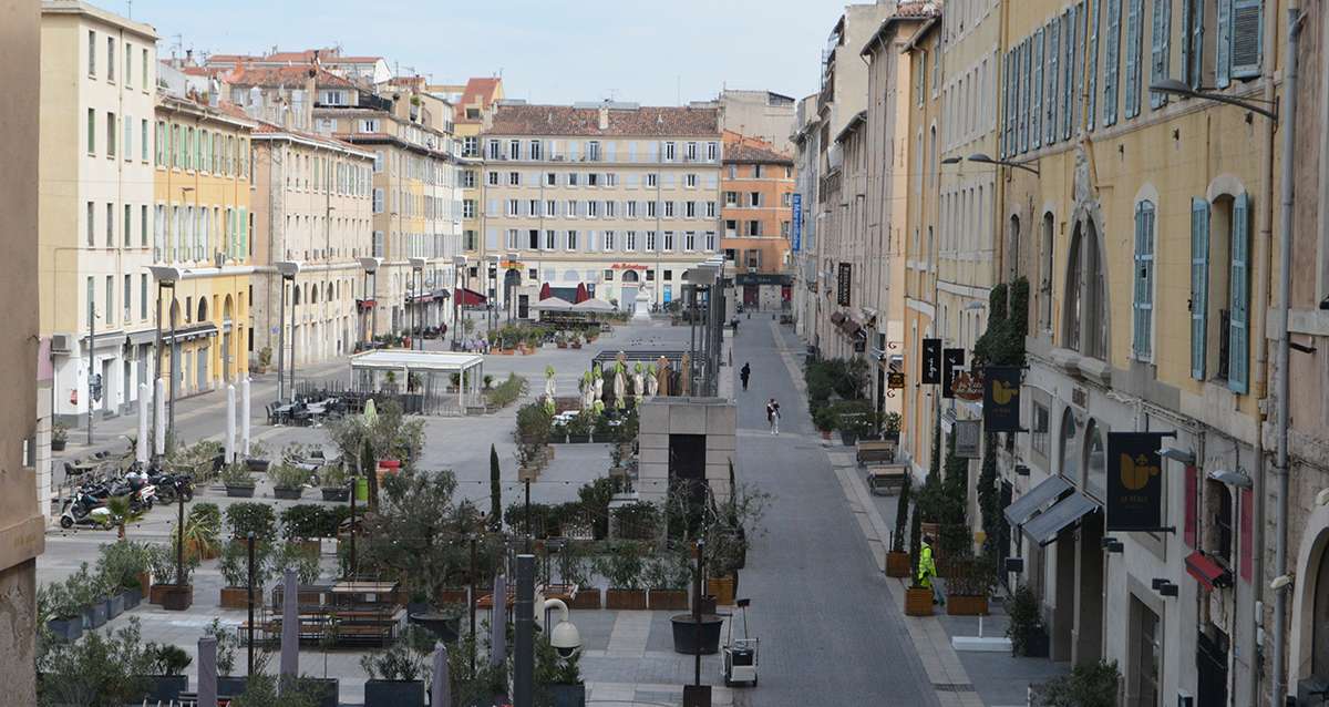 En images: les rues de Marseille vides, la population confinée
