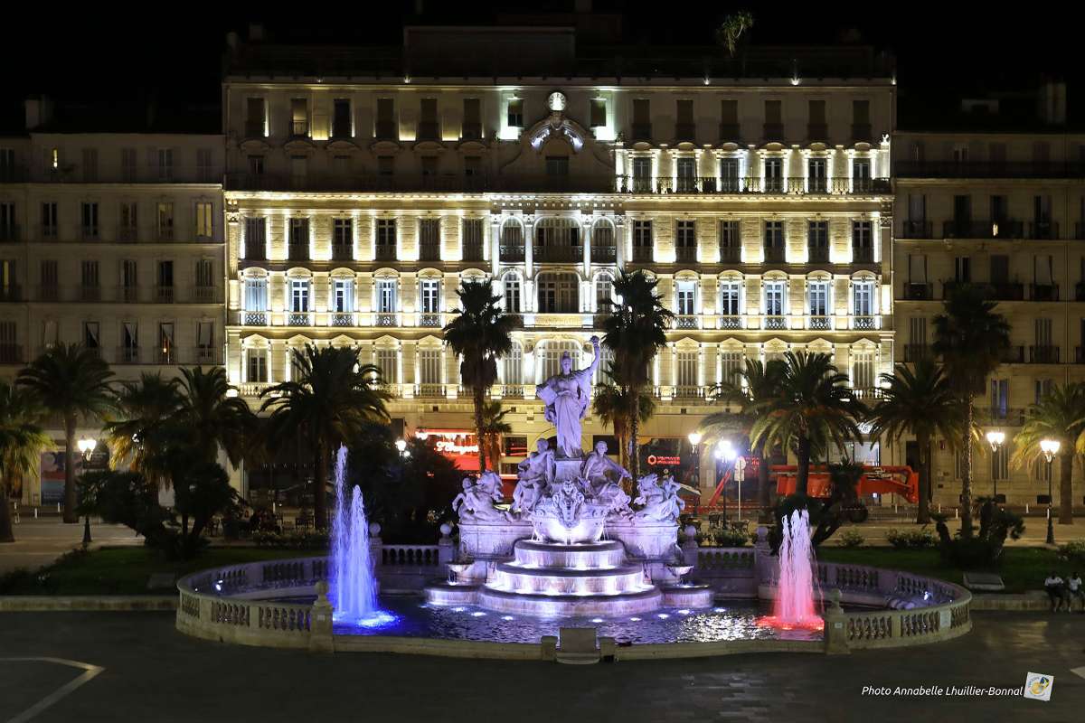 Toulon: les monuments de la ville aux couleurs bleu-blanc-rouge