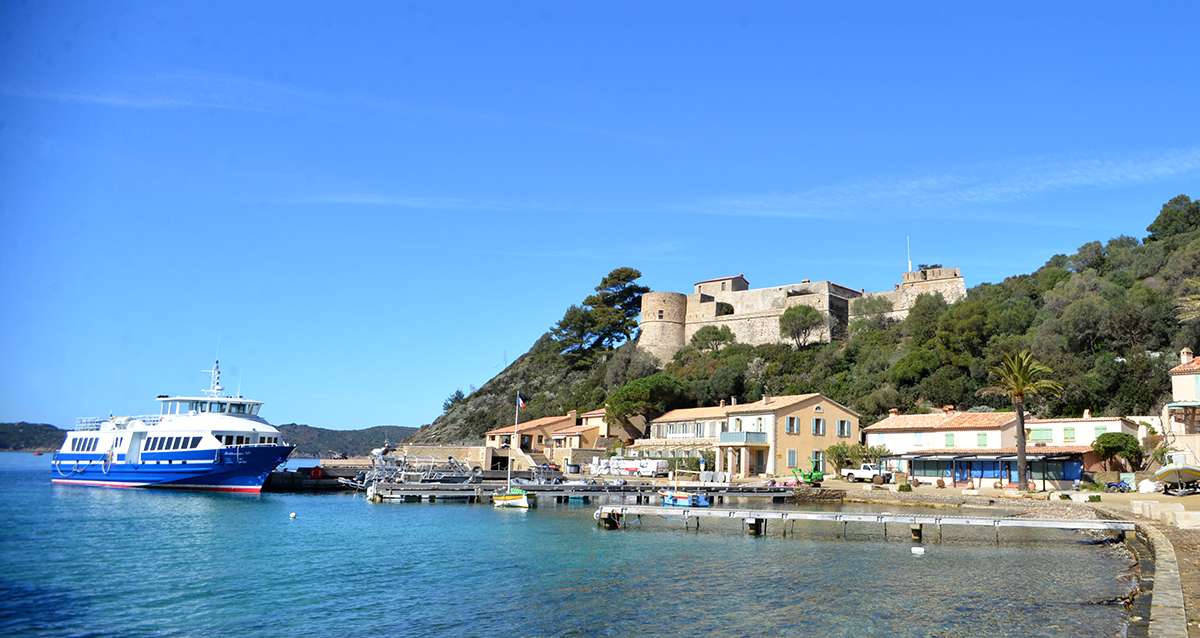 Comment aller à Port-Cros? le guide pratique des navettes maritimes