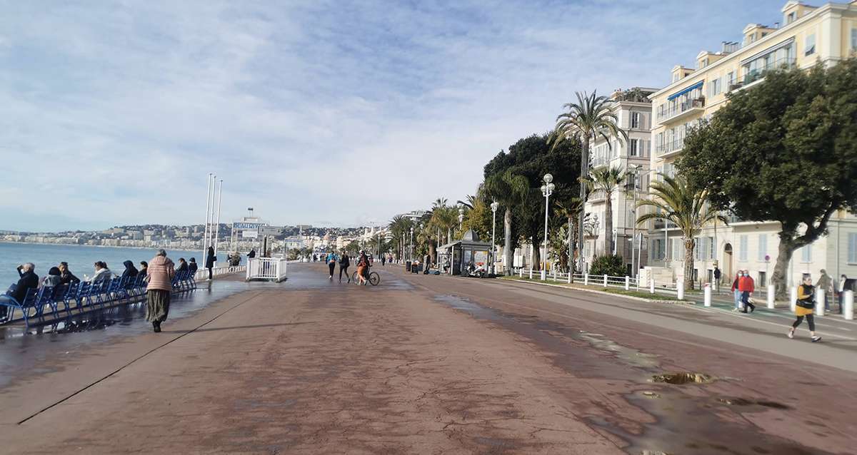 Confinement du weekend: la ville de Nice ferme les plages et les promenades du bord de mer
