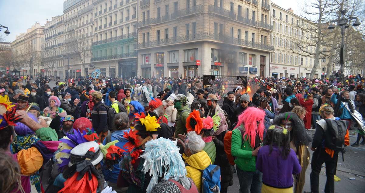 Un carnaval illégal rassemble plusieurs milliers de personnes dans le centre de Marseille