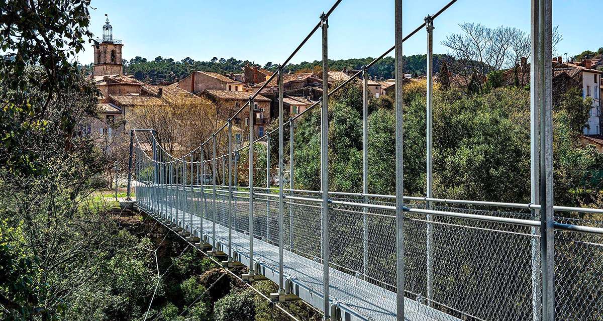 Une passerelle himalayenne au coeur du village de Trans-en-Provence