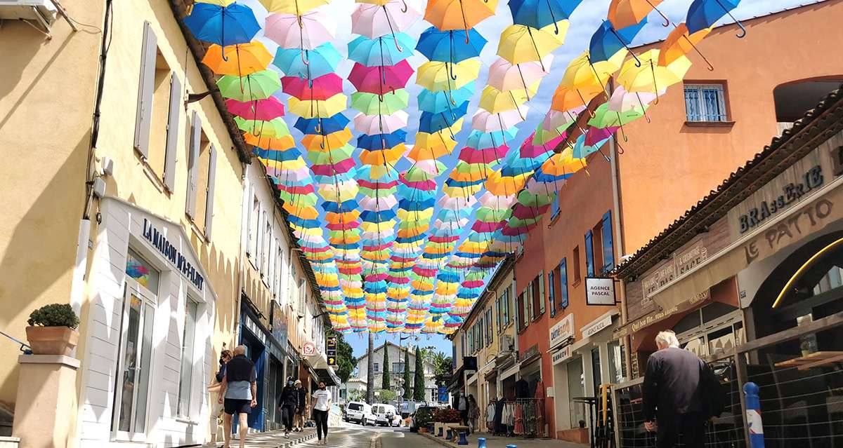 Le centre de la Croix-Valmer se colore avec des centaines de parapluies