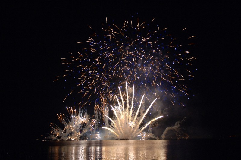 Feu d'artifice depuis un bateau à Martigues