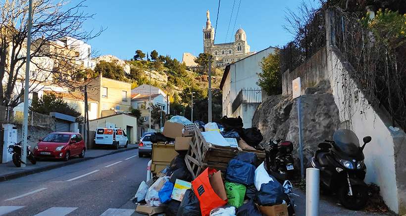 Marseille : Alors que les déchets jonchent toujours les rues, le vent qui se lève inquiète fortement 