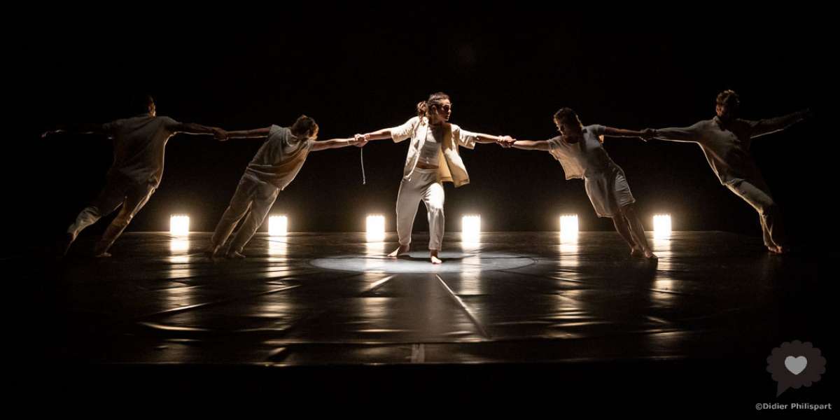 La gravitation universelle de la danse par Naïf Production