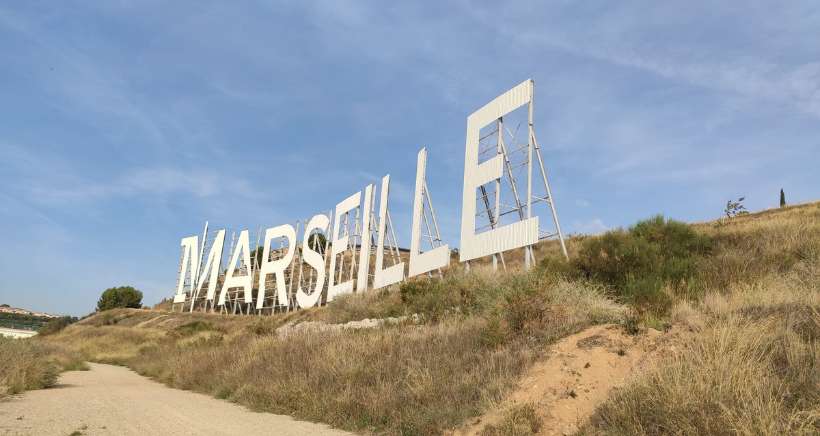 Comment voir les lettres MARSEILLE qui surplombent la ville ?