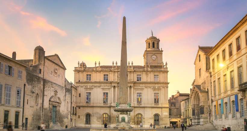 Arles : Les travaux de restauration de l'ObÃ©lisque avancÃ©s en raison de chutes de pierres