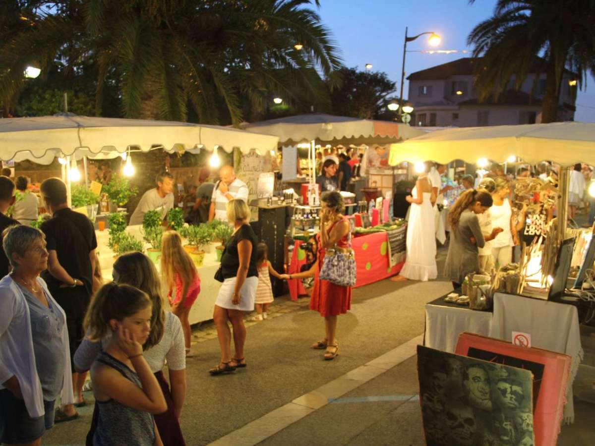 Marché nocturne à la Croix Valmer