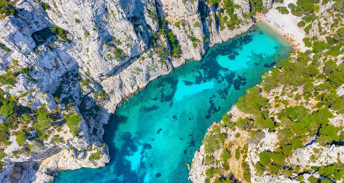 Dans cette calanque de Marseille, l'eau est tellement froide que le drapeau de danger a été hissé