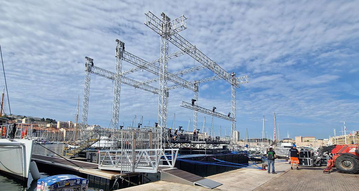 Une impressionnante scène flottante installée sur l'eau devant la mairie de Marseille