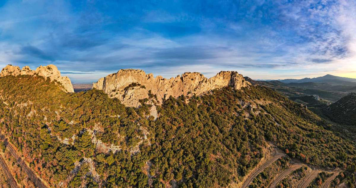 Les Dentelles de Montmirail : Un Ballet de Roches Sculpté par le Temps