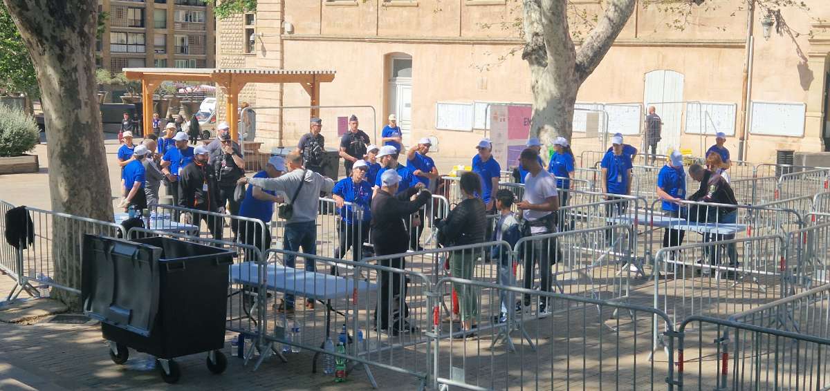 Insolite: il n'y a qu'à Marseille qu'on peut interdire ce genre d'objets dans une fan zone